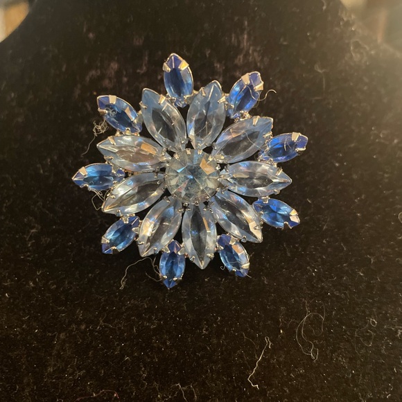 Large VTG Style Blue & White Rhinestone Flower Cluster Elegant Brooch - Picture 2 of 5